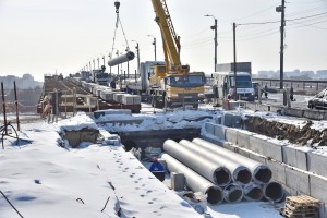 В Омске на мосту через реку Иртыш приступили к монтажу теплотрубопровода