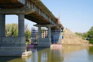 В Астраханской области продолжается капремонт моста через реку Кизань